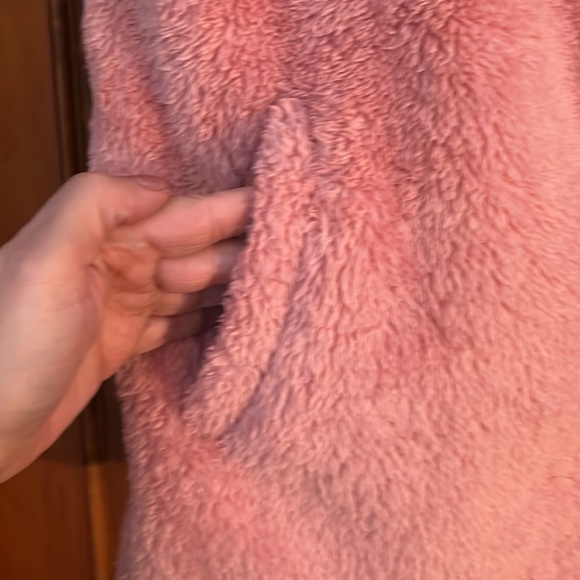 Pink fuzzy vest - Picture 2 of 3